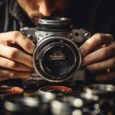 Fotograf justerer objektivet på et manuelt kamera