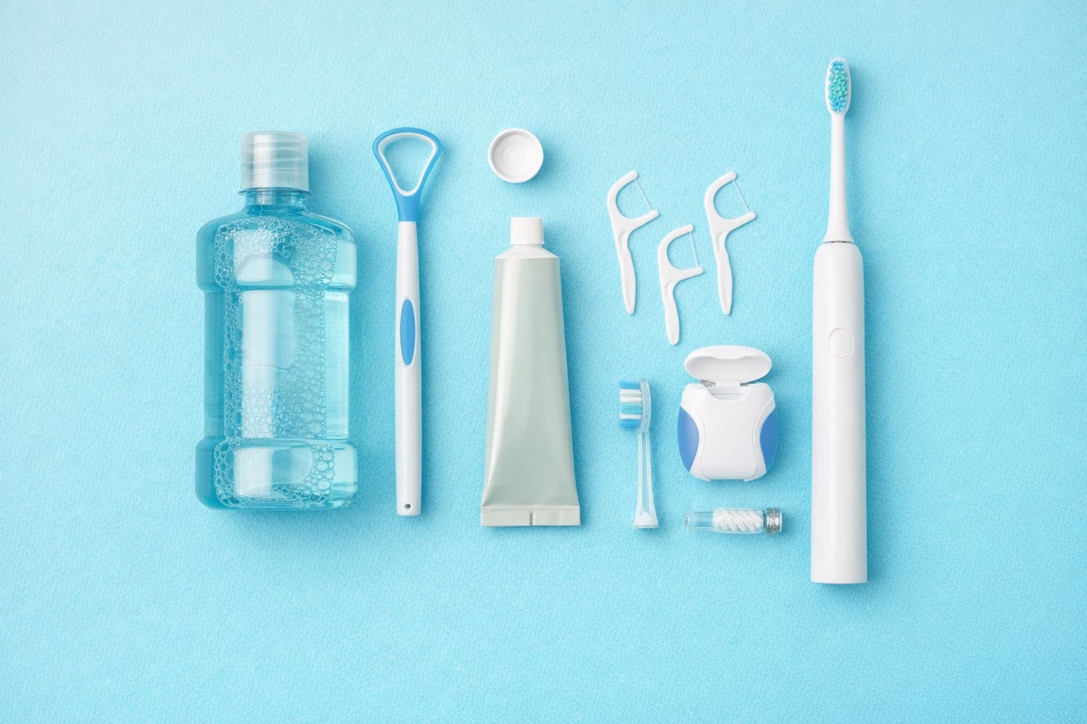 Ulike produkter for munnhygiene som munnskyllevann, tungeskrape og elektrisk tannbørste.
